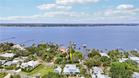 View/Area - 1002 SE Riverside Dr, Stuart, FL 34996 photo 2 of 11