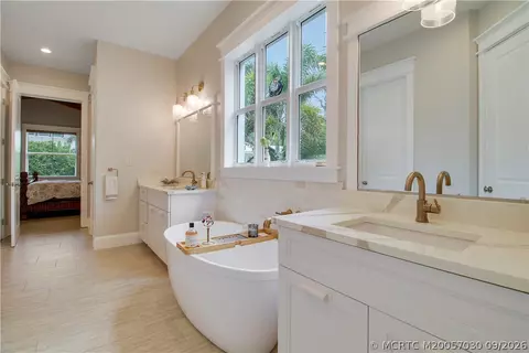 Bath - 1002 SE Riverside Dr, Stuart, FL 34996 photo 3 of 7