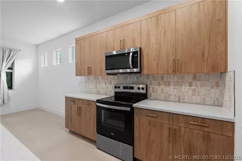 Kitchen - 7030 SE Park Trace Dr, Stuart, FL 34997 photo 7 of 8
