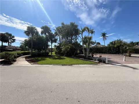 466 NW Sandtrap Ln, Port St Lucie, FL 34986