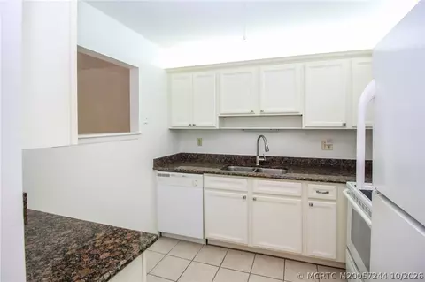 Kitchen - 800 NW Fork Rd #3-12, Stuart, FL 34994 photo 3 of 4