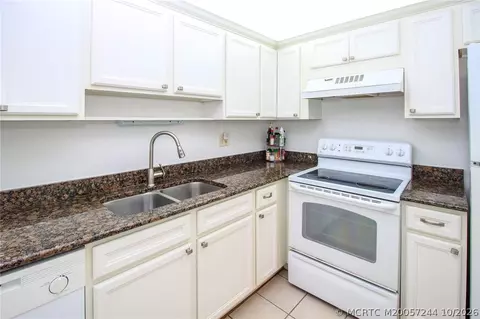 Kitchen - 800 NW Fork Rd #3-12, Stuart, FL 34994 photo 2 of 4