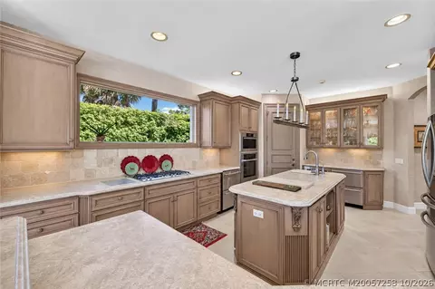 Kitchen - 6600 SE Barrington Dr, Stuart, FL 34997 photo 4 of 6