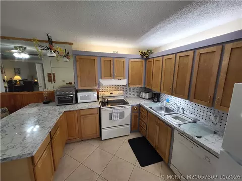 Kitchen - 5937 SE Riverboat Dr SE #616, Stuart, FL 34997 photo 2 of 3