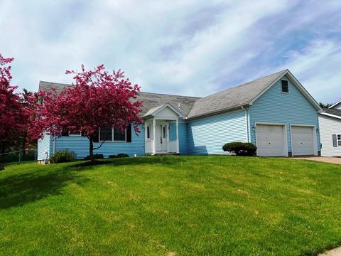 4910 King Arthur Dr, Erie, PA 16506