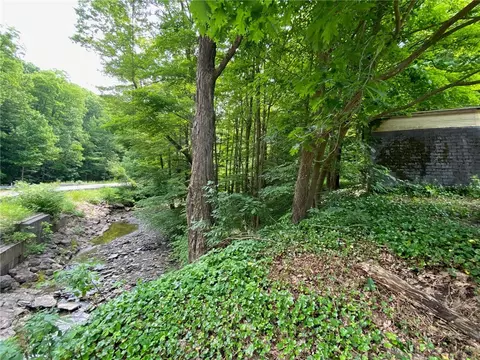 8915 Ivoray Rd, Girard, PA 16417