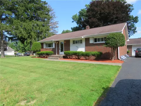 1090 Woodmont Dr, Meadville, PA 16335