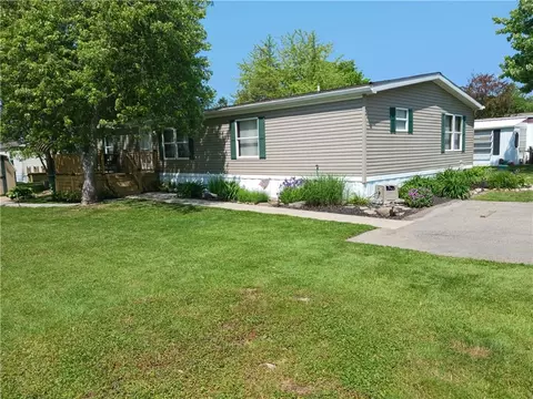 24 Woodside Dr, Mckean, PA 16426