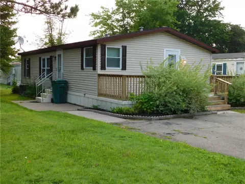 15 Sharon Dr, Mckean, PA 16426