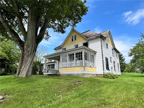 803 N High St, Waterford, PA 16441