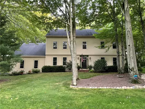 4425 Forest Glen Dr, Erie, PA 16506