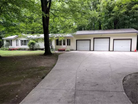 11662 Ridge Rd, Girard, PA 16417