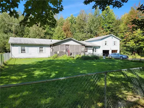 9520 West Rd, Cranesville, PA 16410