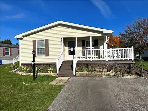 7321 Hollydale Dr, Erie, PA 16509