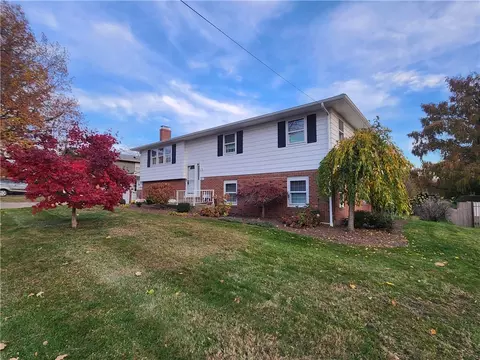 817 Sunset Dr, Girard, PA 16417