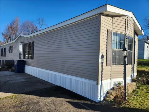 2733 Ganzer Ln, Erie, PA 16506