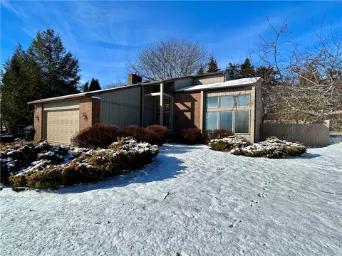 4918 King Arthur Dr, Erie, PA 16506