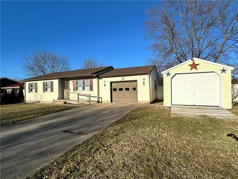76 Bernwood Dr, North East, PA 16428