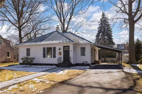 95 E Division St, North East, PA 16428