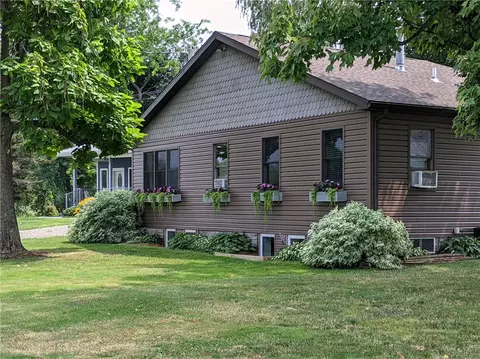 11711 Old Lake Rd, North East, PA 16428