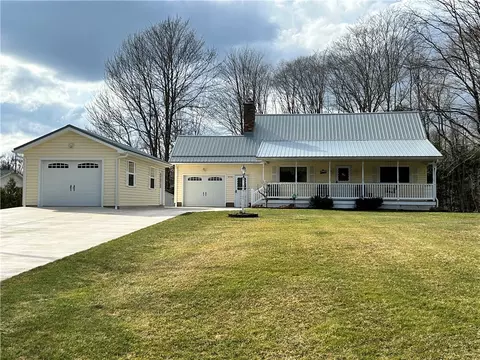 9370 Thelma Dr, Erie, PA 16510