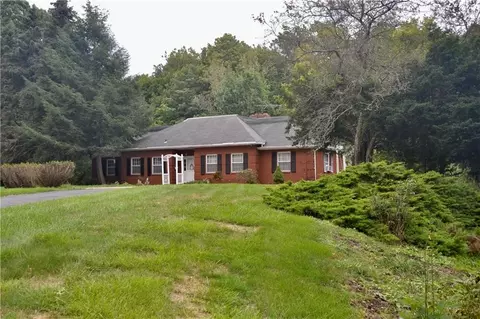 660 Manchester Rd, Fairview, PA 16415