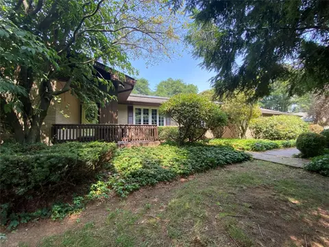 7400 N Shore Dr, Erie, PA 16511