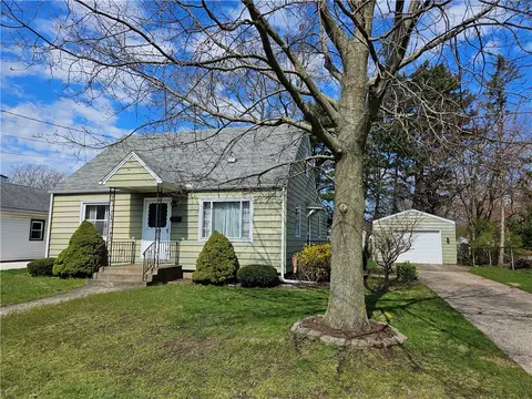 954 Colony Dr, Erie, PA 16505