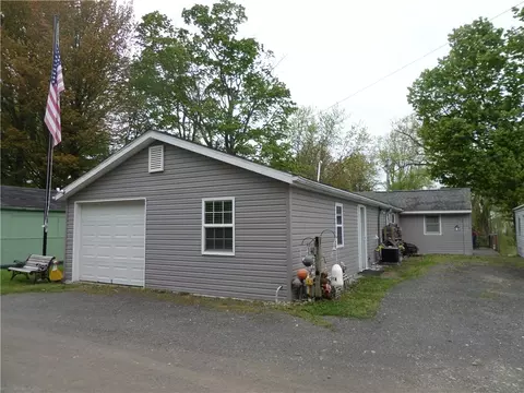 40 Cowells Beach Rd, Erie, PA 16511
