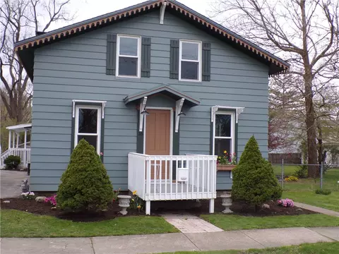 38 Walnut St, Girard, PA 16417