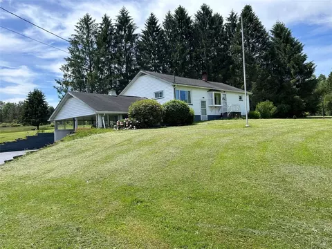 22577 Pendleton Dr, Cambridge Springs, PA 16403