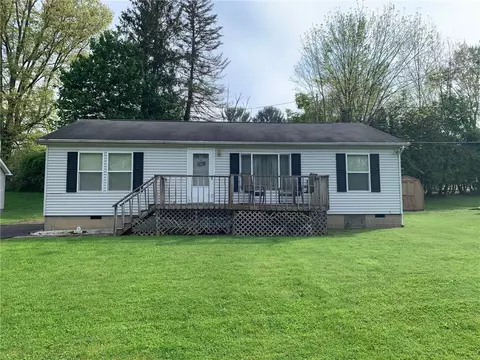11864 Oakmont Dr, Conneaut Lake, PA 16316