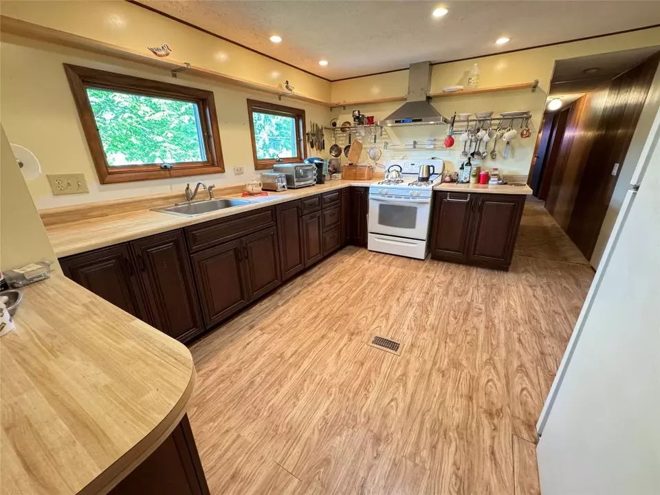 Kitchen - 1550 Bonnie Dr, Jamestown, PA 16134 photo 4 of 8