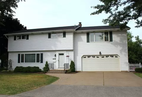 2920 Logan Dr, Erie, PA 16506