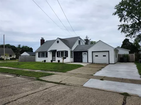 962 Colony Dr, Erie, PA 16505