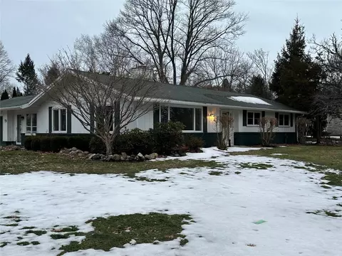 1202 Pasadena Dr, Erie, PA 16505