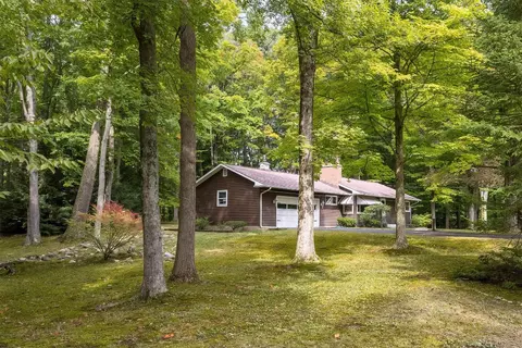 5736 Luna Ln, Erie, PA 16506