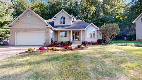 4295 Maple Grove Dr, Erie, PA 16510