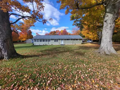 9313 S Lake Rd, Linesville, PA 16424