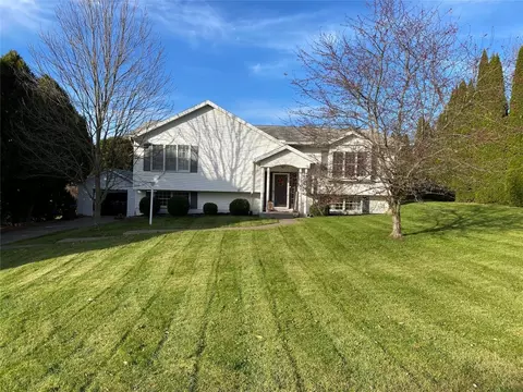 12708 Hickory Dr, Conneaut Lake, PA 16316