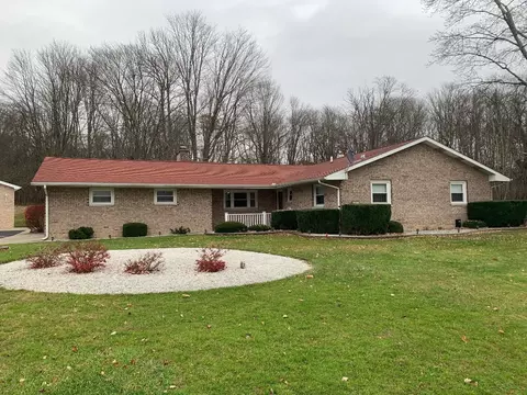 105 Parkway Dr, Conneautville, PA 16406