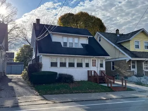 1139 E Lake Rd, Erie, PA 16507