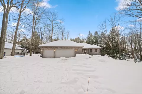8346 Sun Lake Dr, Girard, PA 16417
