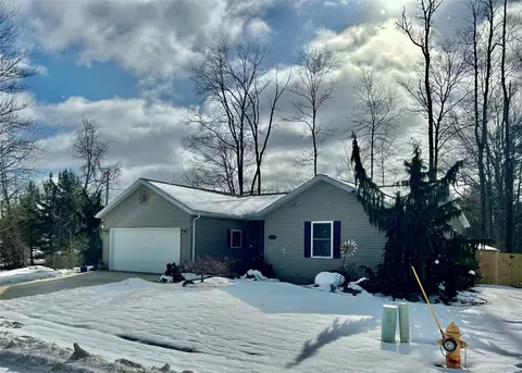 12149 Villa Dr, Conneaut Lake, PA 16316