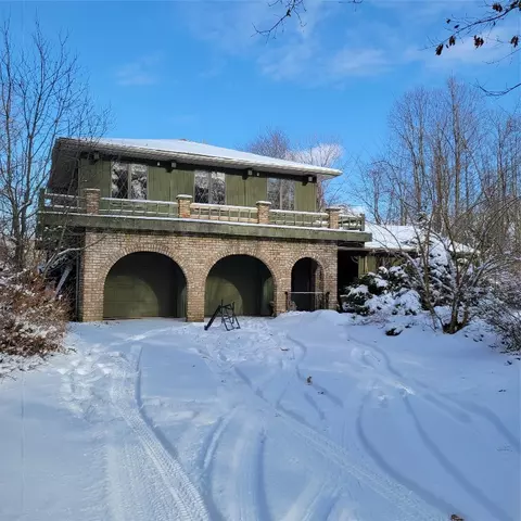525 Beach Dr, Fairview, PA 16415