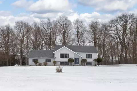 10313 Lakeview Ln, Girard, PA 16417