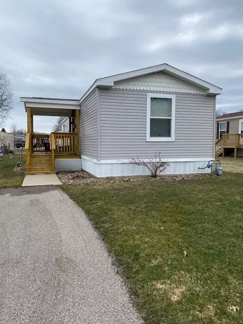 2721 W Park Ln, Erie, PA 16506