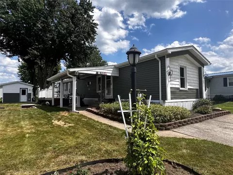 8217 Cloveridge Dr, Erie, PA 16509