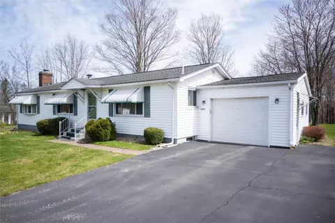 8881 Horseshoe Dr, Erie, PA 16510