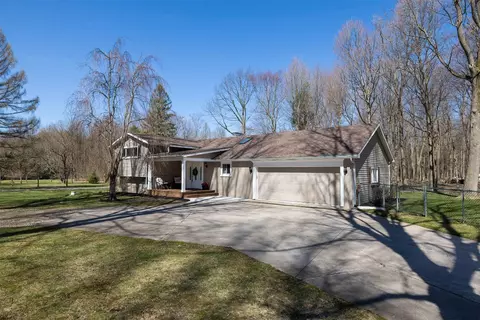 6024 Red Pine Ln, Erie, PA 16506
